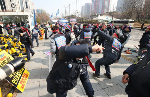 전국금속노동조합 대우조선지회 확대간부 상경투쟁 참가자들이 서울 여의도 KDB산업은행 앞에서 대우조선해양 매각에 항의하며 계란을 던지고 있다. <연합뉴스>